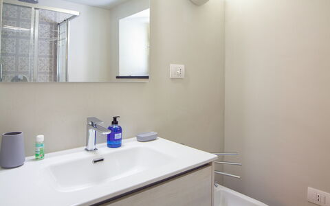 Portovecchio Apartments - Levanto: Loodgieterswerkinrichting, Wastafel In De Badkamer, Badkamer, Interieur Ontwerp, Flooring, Verdieping, Wastafel, Badkamerkast, Kraan, Spiegel