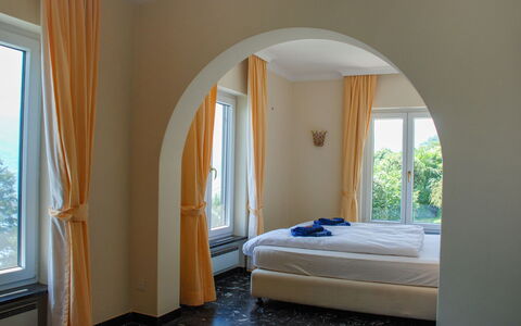 Panorama Lakeview Lago Maggiore: Kamer, Slaapkamer, Meubilair, Bed, Eigendom, Muur, Interieur Ontwerp, Plafond, Verdieping, Bed Frame