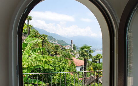 Panorama Lakeview Lago Maggiore: Vegetation, Boog, Venster, Architectuur, Plantkunde, Boom, Gebouw, Onroerend Goed, Huis, Kamer