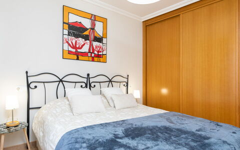 Sunny Tejita: Slaapkamer, Bed, Meubilair, Kamer, Eigendom, Laken, Bed Frame, Interieur Ontwerp, Bedding, Muur