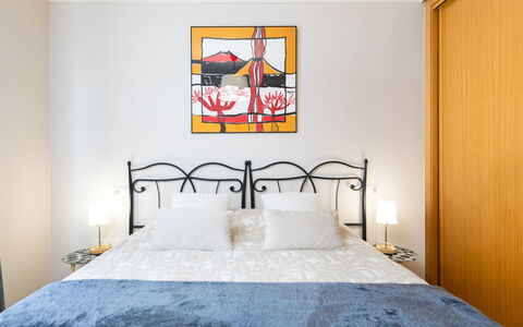 Sunny Tejita: Slaapkamer, Kamer, Meubilair, Bed, Eigendom, Interieur Ontwerp, Muur, Bed Frame, Geel, Laken
