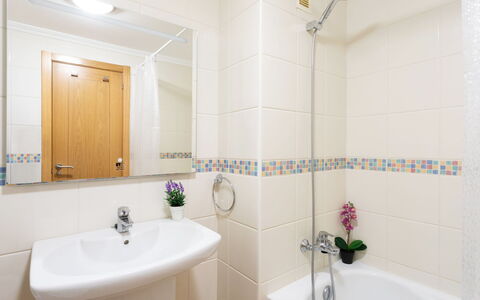Sunny Tejita: Badkamer, Eigendom, Kamer, Tegel, Onroerend Goed, Interieur Ontwerp, Kraan, Gebouw, Architectuur, Huis