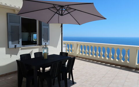 Ventimiglia 629: Eigendom, Meubilair, Paraplu, Onroerend Goed, Gebouw, Azure, Tafel, Oceaan, Kamer, Schaduw