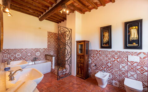 Podere a Lafi: Eigendom, Hout, Interieur Ontwerp, Verdieping, Bad, Flooring, Muur, Fotolijst, Badkamer, Onroerend Goed