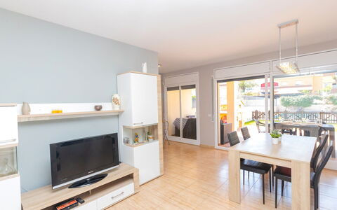 Nova: Meubilair, Tafel, Gebouw, Bankstel, Fabriek, Hout, Flooring, Verdieping, Woonkamer, Haard