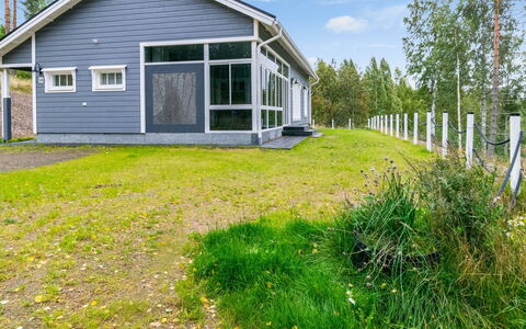 Villa Leinola 1: Meubilair, Stoel, Buitenmeubels, Tafel, Hout, Buitentafel, Keuken En Eettafel, Schaduw, Tuin, Paraplu