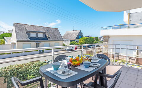 Résidence Ker Eden: Lucht, Tafel, Eigendom, Meubilair, Wolk, Gebouw, Venster, Bloempot, Fabriek, Stoel