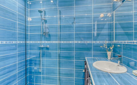 Villa Belios: Loodgieterswerkinrichting, Kraan, Badkamer, Blauw, Azure, Douchekop, Douche, Wastafel, Loodgieter, Lijn