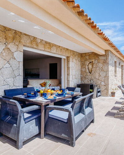 Villa Belios: Eigendom, Meubilair, Tafel, Gebouw, Azure, Lucht, Stoel, Schaduw, Interieur Ontwerp, Buitenmeubels