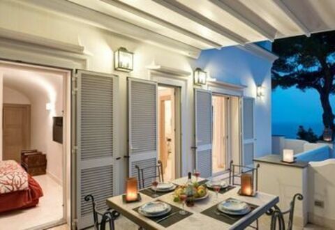 Villa Marina Little Beach: Tafel, Meubilair, Eigendom, Gebouw, Hout, Venster, Oranje, Verlichting, Interieur Ontwerp, Verdieping