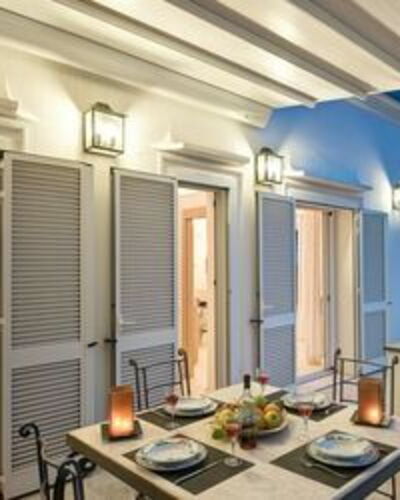 Villa Marina Little Beach: Tafel, Meubilair, Eigendom, Gebouw, Hout, Venster, Oranje, Verlichting, Interieur Ontwerp, Verdieping