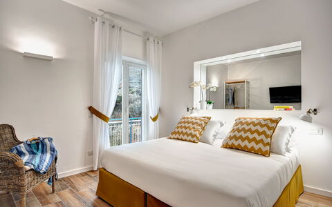 Sorrento Golden Apartment: Meubilair, Venster, Gebouw, Comfort, Azure, Hout, Tafel, Textiel, Bed Frame