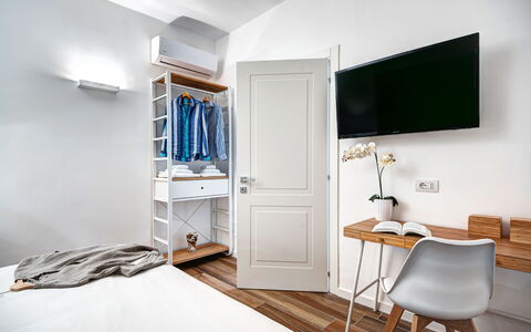 Sorrento Golden Apartment: Meubilair, Eigendom, Comfort, Hout, Interieur Ontwerp, Flooring, Gebouw, Verdieping, Stellingen