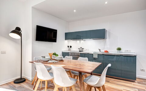 Luxury Blues Apartment: Cabinetry, Eigendom, Meubilair, Countertop, Hout, Tafel, Keuken, Interieur Ontwerp, Verlichting, Stoel