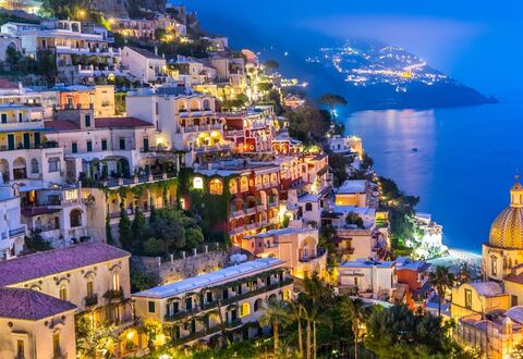 Luxury Blues Apartment: Water, Gebouw, Eigendom, Lucht, Blauw, Licht, Azure, Natuur, Huis, Berg