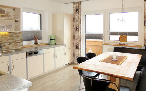 Hannah Lena: Countertop, Kamer, Meubilair, Eigendom, Keuken, Interieur Ontwerp, Cabinetry, Gebouw, Verdieping, Geel
