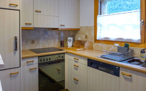 Allmi: Gootsteen, Cabinetry, Eigendom, Wastafel, Countertop, Venster, Fornuis, Toestel Van De Keuken, Keuken, Huishoudapparatuur