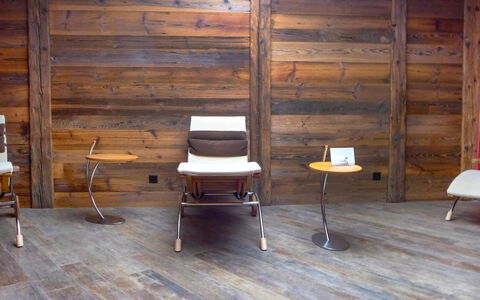 Dione: Verdieping, Meubilair, Hout, Kamer, Flooring, Hardwood, Houten Vloer, Muur, Interieur Ontwerp, Multiplex
