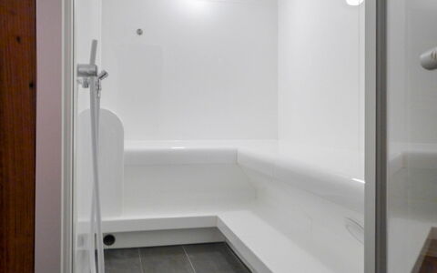 Dione: Eigendom, Badkamer, Kamer, Bad, Loodgieterswerkinrichting, Tegel, Architectuur, Verdieping, Interieur Ontwerp