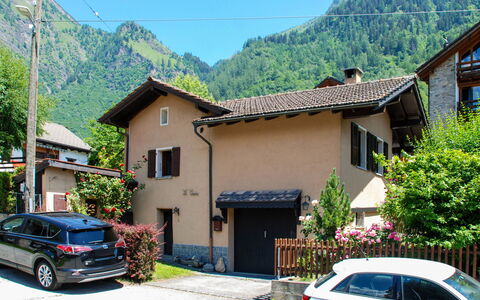 La Casina: Voertuig, Auto, Eigendom, Huis,  Dorf\, Vervoer, Stadsauto, Woongebied, Gebouw