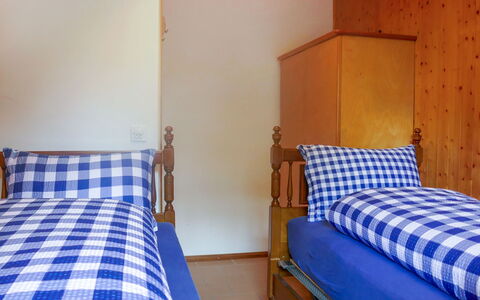 La Casina: Slaapkamer, Bed, Kamer, Meubilair, Eigendom, Laken, Bedding, Muur, Bed Frame, Matras