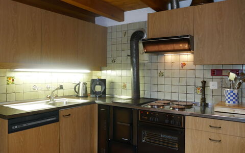 La Casina: Countertop, Cabinetry, Gootsteen, Eigendom, Wastafel, Keuken, Toestel Van De Keuken, Fornuis, Hout, Kraan