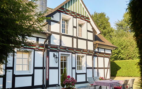 Am Golf- und Reitpark: Fabriek, Bloem, Gebouw, Lucht, Venster, Eigendom, Boom, Huis, Bloempot, Verblijf