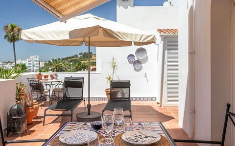 Sol de Estepona: Flooring, Meubilair, Verdieping, Stoel, Bloempot, Kamerplant, Balkon, Buitenmeubels, Keuken En Eettafel, Tegel