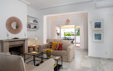 Sol de Estepona: Meubilair, Interieur Ontwerp, Flooring, Verdieping, Plafond, Bankstel, Tafel, Hout, Woonkamer, Stoel
