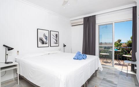 Sol de Estepona: Slaapkamer, Meubilair, Kamer, Bed, Eigendom, Laken, Bed Frame, Verdieping, Interieur Ontwerp, Matras