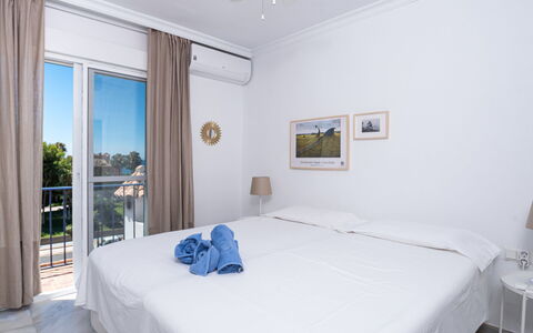 Sol de Estepona: Slaapkamer, Kamer, Meubilair, Bed, Eigendom, Laken, Bed Frame, Interieur Ontwerp, Suite, Gebouw
