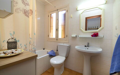 Vega: Badkamer, Kamer, Eigendom, Interieur Ontwerp, Wastafel In De Badkamer, Gebouw, Loodgieterswerkinrichting, Wastafel, Bidet, Onroerend Goed