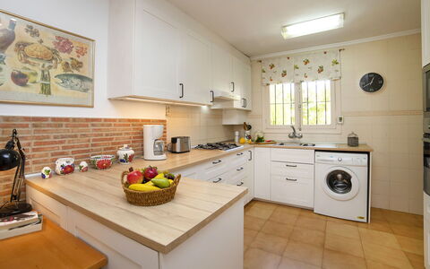 Vega: Eigendom, Kamer, Keuken, Countertop, Meubilair, Cabinetry, Onroerend Goed, Geel, Gebouw, Interieur Ontwerp