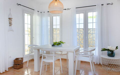 Calpe Calp 463: Meubilair, Interieur Ontwerp, Flooring, Tafel, Hout, Stoel, Verdieping, Plafond, Eetkamer, Verlichting