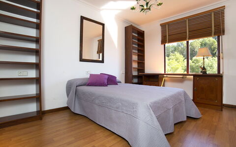 Bernia Golf: Slaapkamer, Bed, Meubilair, Kamer, Laken, Matras, Interieur Ontwerp, Eigendom, Bed Frame, Bedding