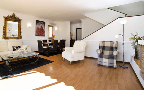 Bernia Golf: Kamer, Woonkamer, Interieur Ontwerp, Meubilair, Verdieping, Eigendom, Gebouw, Houten Vloer, Plafond, Hardwood