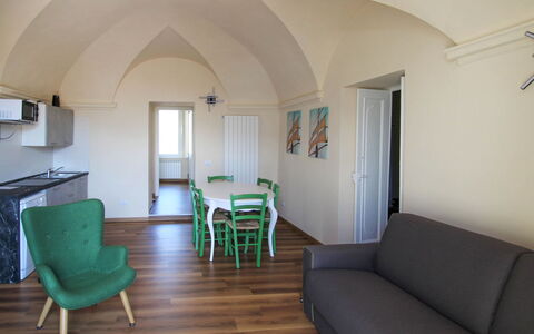 Porto Valtravaglia 105: Kamer, Eigendom, Gebouw, Meubilair, Interieur Ontwerp, Plafond, Huis, Verdieping, Architectuur, Woonkamer