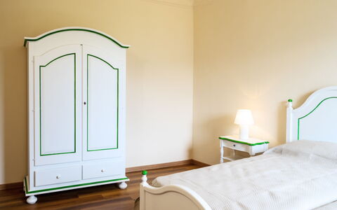 Porto Valtravaglia 105: Slaapkamer, Kamer, Meubilair, Eigendom, Bed, Groen, Muur, Laken, Interieur Ontwerp, Verdieping