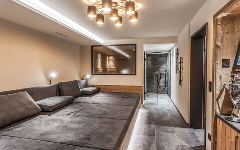 Montafon: Plafond, Eigendom, Kamer, Interieur Ontwerp, Verdieping, Gebouw, Verlichting, Meubilair, Lichte Inrichting, Huis