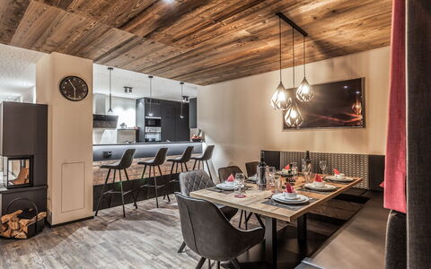 Montafon: Interieur Ontwerp, Kamer, Plafond, Eetkamer, Eigendom, Gebouw, Meubilair, Huis, Verdieping, Tafel