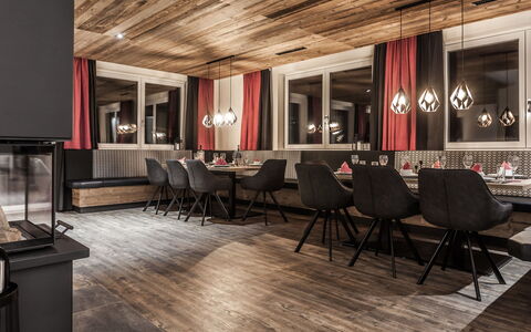 Montafon: Verdieping, Interieur Ontwerp, Kamer, Gebouw, Houten Vloer, Laminaatvloer, Eigendom, Flooring, Huis, Hardwood
