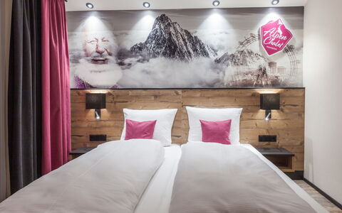 Montafon: Slaapkamer, Bed, Kamer, Meubilair, Interieur Ontwerp, Roze, Eigendom, Muur, Bed Frame, Verlichting