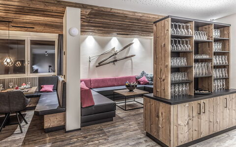 Montafon: Meubilair, Interieur Ontwerp, Kamer, Plank, Gebouw, Eigendom, Woonkamer, Verdieping, Stellingen, Muur