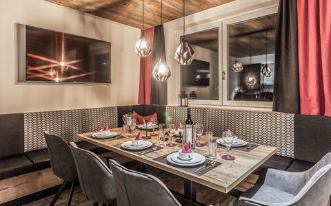 Montafon: Kamer, Eetkamer, Interieur Ontwerp, Eigendom, Meubilair, Tafel, Gebouw, Plafond, Huis, Muur