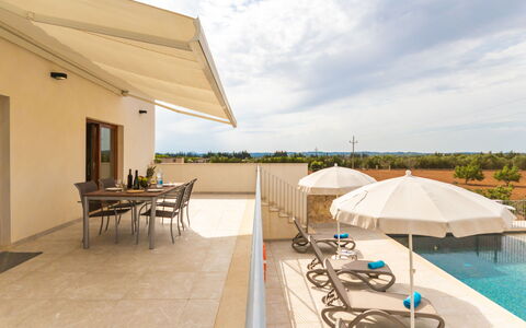 Son Vivot: Lucht, Wolk, Meubilair, Water, Tafel, Buitenmeubels, Schaduw, Badplaats, Paraplu, Stoel