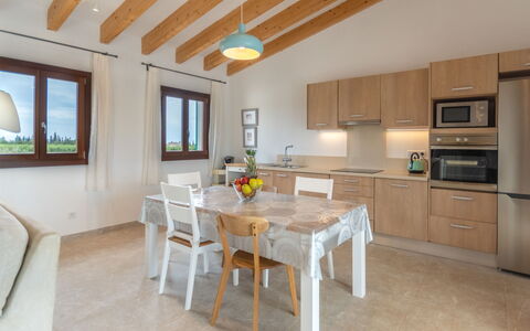 Son Vivot: Tafel, Meubilair, Eigendom, Cabinetry, Countertop, Venster, Hout, Stoel, Interieur Ontwerp, Keuken