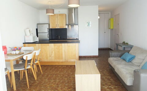 Maisons sur la Plage: Cabinetry, Meubilair, Countertop, Tafel, Stoel, Hout, Verdieping, Flooring, Lade, Gebouw