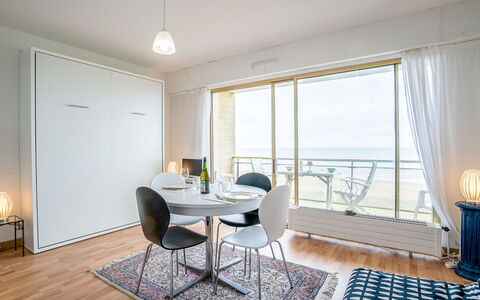 Le Golf: Meubilair, Eigendom, Tafel, Stoel, Venster, Gebouw, Gordijn, Interieur Ontwerp, Hout, Lamp