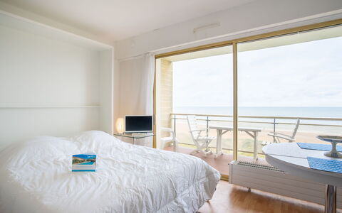 Le Golf: Meubilair, Gebouw, Eigendom, Comfort, Azure, Venster, Bed Frame, Textiel, Hoofdkussen, Hout