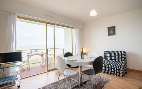 Le Golf: Kamer, Eigendom, Interieur Ontwerp, Meubilair, Woonkamer, Gebouw, Huis, Onroerend Goed, Tafel, Koffietafel